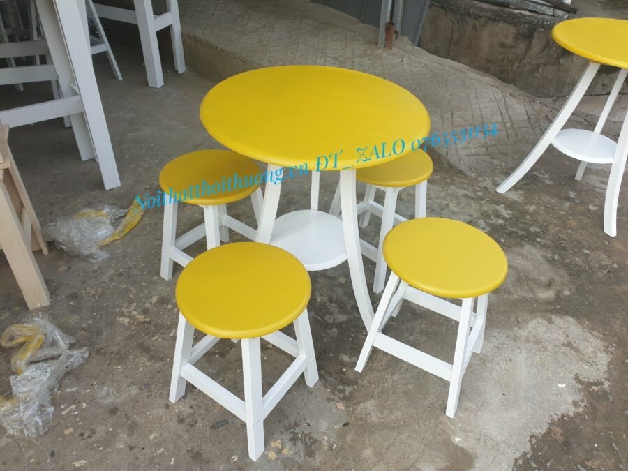 Bàn ghế tròn quán trà sữa sơn nhiều màu